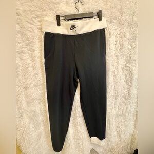 New With Tags | Nike Air Women’s Joggers |
Size: Large | Black & White & Grey 🤍🖤